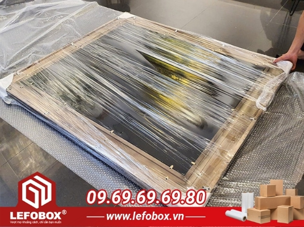 Bọc bề mặt tranh cẩn thận khi đóng gói