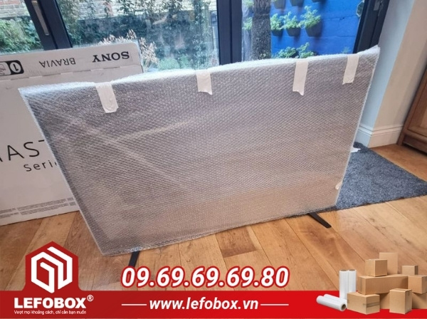 Bọc kĩ màn hình đóng gói tivi