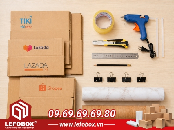 Các nguyên liệu và dụng cụ để làm kệ giày bằng thùng carton