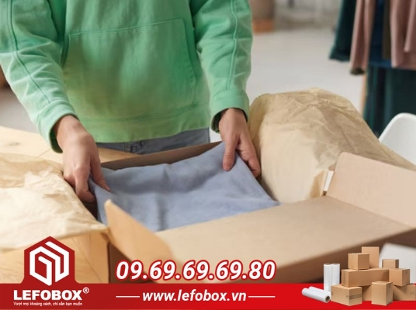 Cách đóng gói quần áo trong hộp carton không bị mất form