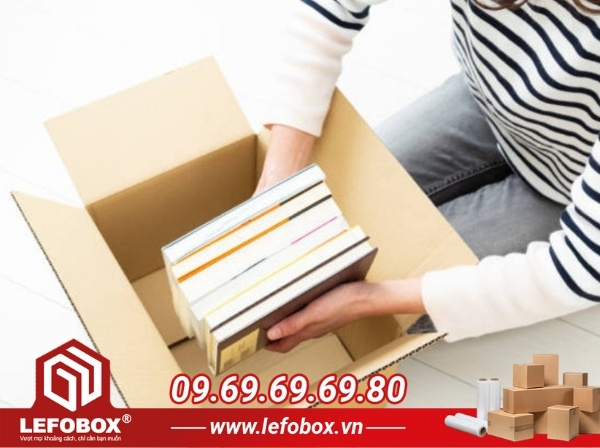 Xếp sách vở vào thùng carton