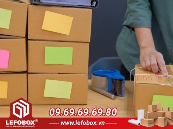 Chuẩn bị nhãn dán trong quá trình đóng gói chuyển nhà