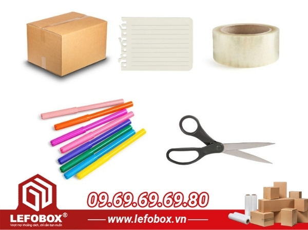 Chuẩn bị dụng cụ để thực hiện dán nhãn thùng carton
