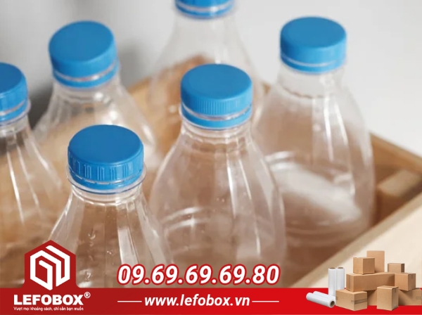 Thùng carton đựng nước uống đóng chai có trọng lượng nhẹ nên dễ dàng vận chuyển