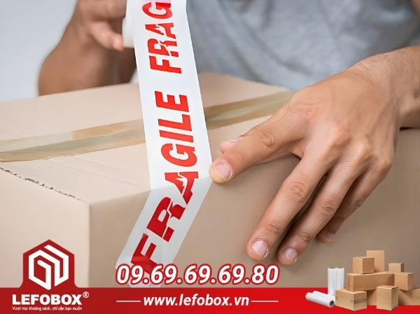 Dán ghi chú hàng dễ vỡ ngoài mặt thùng