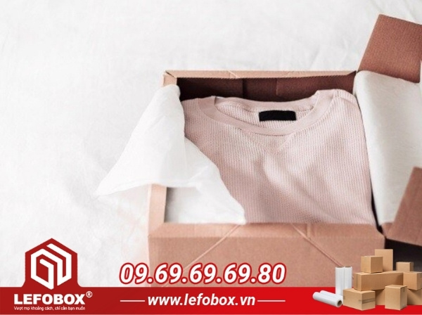 Đóng gói quần áo để gửi hàng
