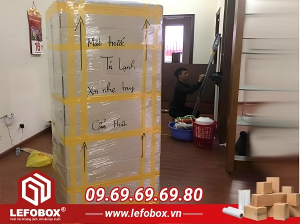 Đóng gói tủ lạnh vào thùng carton và ghi chú thông tin rõ ràng