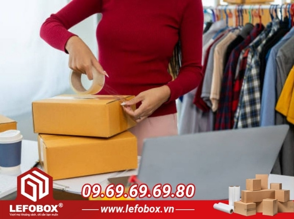 Đóng hàng cẩn thận trước khi ship cho khách