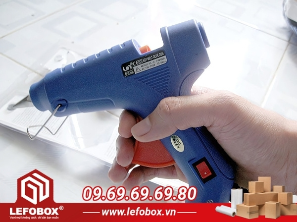 Dùng keo nến gắn lại làm chắc chắn thùng carton