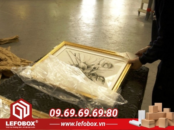 Gia cố các góc tranh khi đóng gói