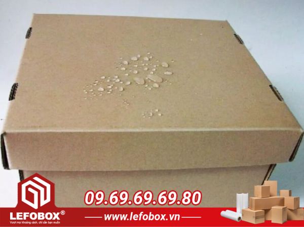 Kiểm tra khả năng chống thấm của thùng carton 5 lớp 60x40x40cm