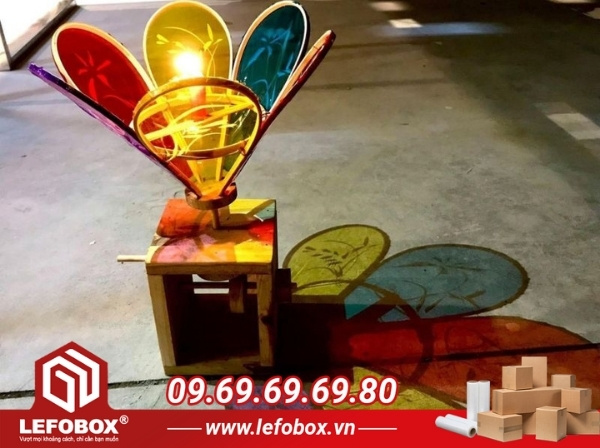 Mẫu đèn trung thu làm bằng giấy carton kết hợp với giấy bóng kiếng