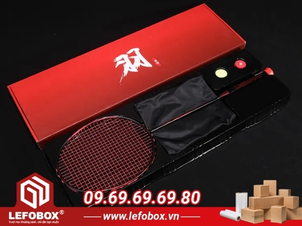 Mẫu hộp đựng vợt cầu lông thể hiện nhận diện thương hiệu