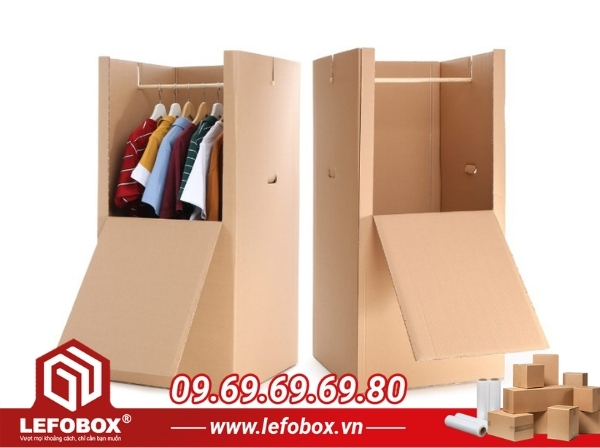 Mẫu thùng carton đựng quần áo đang treo