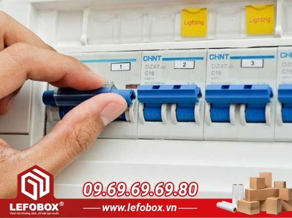 Ngắt nguồn điện khi đóng gói máy lạnh