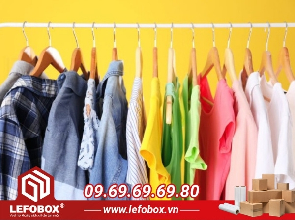 Phân loại quần áo trước khi đóng gói