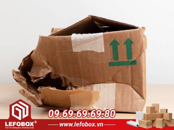 Thùng carton bị bục hàng hóa ẩm mốc