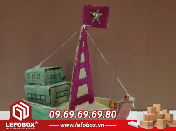 Thuyền Việt Nam với lá cờ tổ quốc