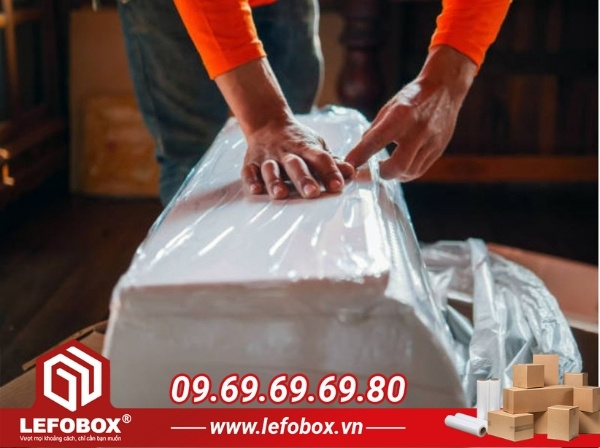 Tiến hành bao bọc bảo vệ máy lạnh